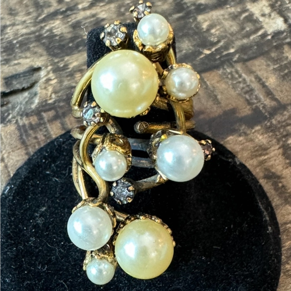 Erickson Beamon Pearl/gold rhinestone ring